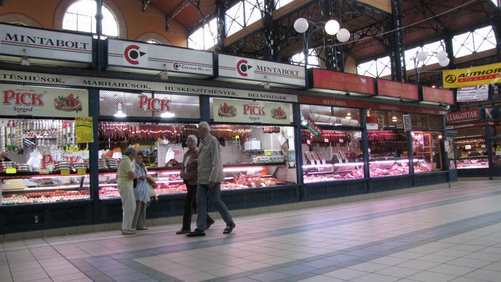 Колбасы, салями на рынке в Будапеште.