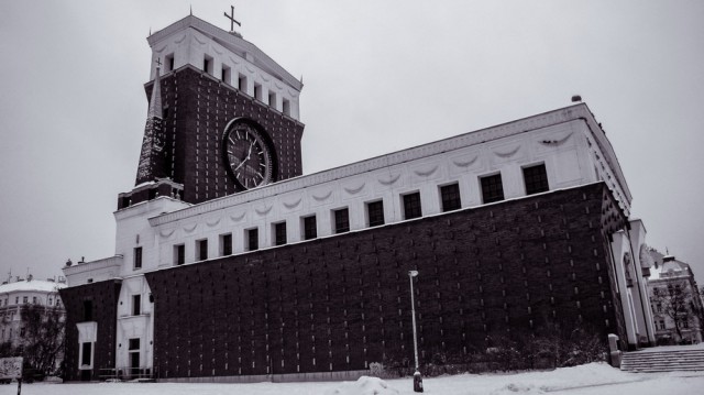 Церковь Пресвятого Сердца Господня на Виноградах рядом с телебашней Праги