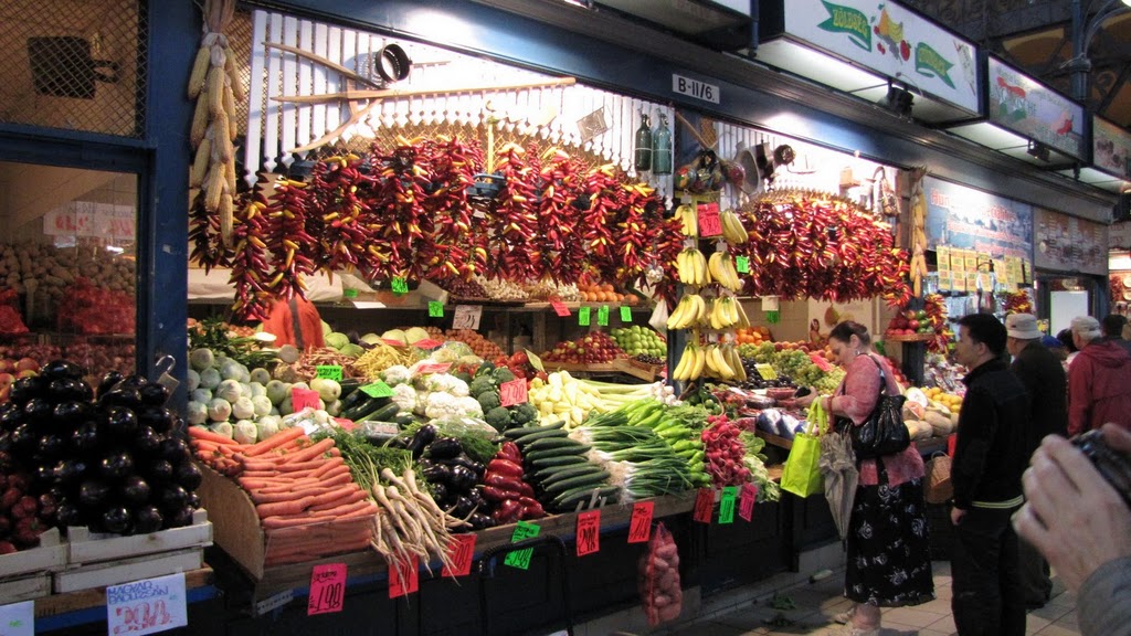 Овощи на рынке в Будапеште.
