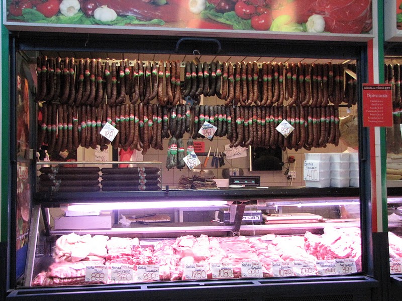 Колбасы, салями на рынке в Будапеште.