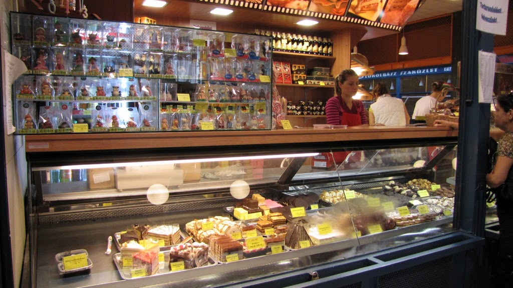 Пирожные и марципаны. Рынок в Будапеште.